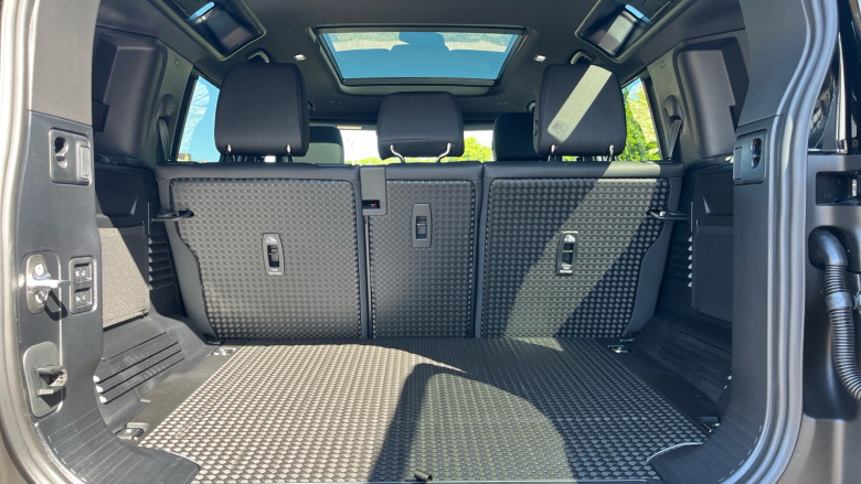 Land Rover Defender 3.0 D350 X-Dynamic SE 110 5dr Auto Diesel Estate